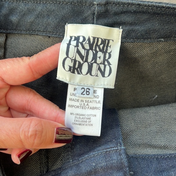 Dark soft denim. Straight leg, front pockets, no back pockets, no belt loops. - Picture 10 of 10